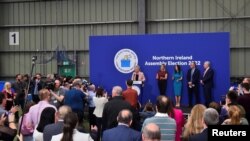 Wakil Ketua Sinn Fein, Michelle O'Neill, berpidato di Magherafelt, Irlandia Utara usai kemenangan Sinn Fein saat pemilu parlemen di Irlandia Utara, 7 Mei 2022. (Foto: Clodagh Kilcoyne/Reuters)

