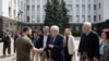 Presiden Ukraina Volodymyr Zelenskyy, kiri, menyambut pemimpin minoritas Senat AS Mitch McConnell dan sejumlah anggota senat AS dalam sebuah kunjungan di Kyiv, Ukraina, pada 14 Mei 2022. (Foto: Ukrainian Presidential Press Service/Handout via Reuters)