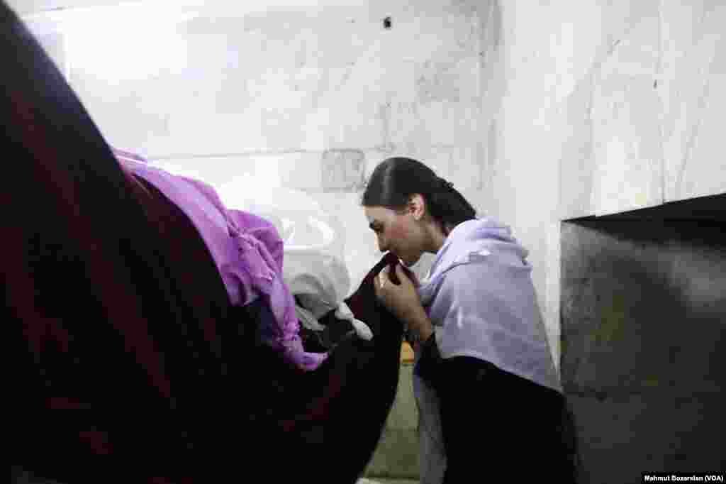 Laleş'teki Şeyh Adi Türbesi'ni ziyaret eden Ezidi
