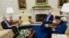 Presiden AS Joe Biden (tengah) bertemu dengan Menteri Keuangan Janet Yellen Direktur Bank Sentral AS Jerome Powell di Gedung Putih, Washington, pada 31 Mei 2022. (Foto: AP/Evan Vucci)
