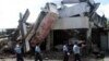 Polisi Timor Leste memeriksa bangunan yang rusak di Dili setelah diguncang gempa, 3 Maret 2005. (Foto: REUTERS/Lirio Da Fonseca)