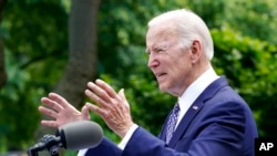 Presiden AS Joe Biden berbicara di Taman Buang Mawar di Gedung Putih, Washington, pada 17 May 2022. (Foto: AP/Susan Walsh)