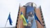 Bendera Ukraina berkibar di samping bendera Uni Eropa di kantor Komisi Uni Eropa di Brussels, Belgia untuk menunjukkan dukungan Uni Eropa kepada Ukraina menyusul invasi Rusia ke Ukraina, 7 Mei 2022. (Foto: Xavier Lejeune/Uni Eropa)