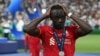 Sadio Mane ya Bayern Munich atie maboko na moto na match na Borussia Moenchengladbach na Bundesliga ya Allemagne, na Munich, 27 aout 2022. (AP Photo/Matthias Schrader)