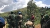 Bayi mamapinga ma Ekolo Congo démocratique (FARDC) na Misala mya koyiikisa kimya makasi ya ONU na RDC (MONUSCO) na bitumba na batomboki ba M23 na Rutshuru, Nord-Kivu, RDC, 13 mai 2022. (VOA/Austere Malivika)