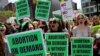 Sejumlah siswa dan peserta unjuk rasa lainnya menggelar protes untuk mendukung hak aborsi di Manhattan, New York, pada 5 Mei 2022. (Foto: Reuters/Mike Segar)