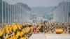 Seorang tentara berjaga di pos pemeriksaan di Jembatan Penyatuan Besar yang mengarah ke Kompleks Industri Kaesong Korea Utara, tepat di sebelah selatan zona demiliterisasi yang memisahkan kedua Korea, di Paju, Korea Selatan, 17 Juni 2020. (Foto) : REUTERS/Kim Hong-Ji)