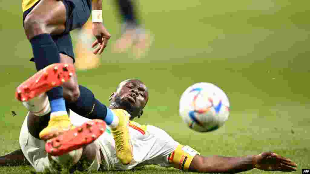 Défenseur ya Sénégal #03 Kalidou Koulibaly akweleli ndembo na match na Equateur na groupe A ya Mondial Qatar 2022 na stade Khalifa. Doha, 29 novembre 2022. (Photo by Raul ARBOLEDA / AFP)