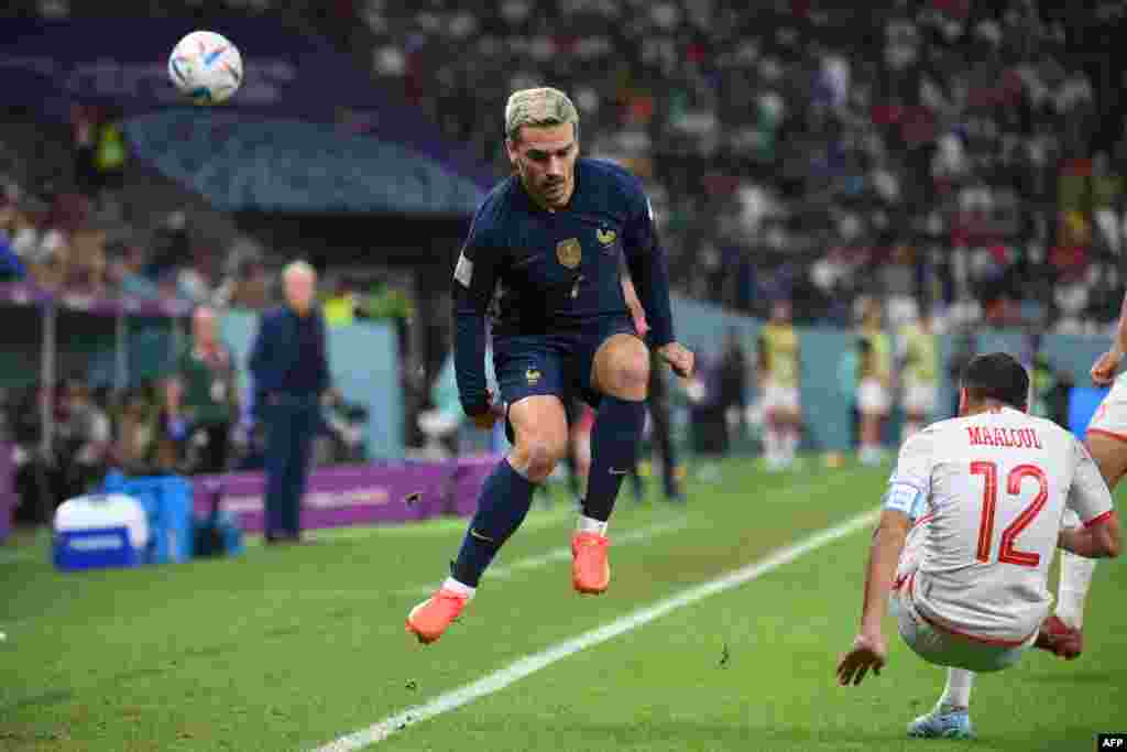 Attaquant ya France #07 Antoine Greizmann azali kowelela ndembo na défenseur ya Tunisi #12 Ali Maaloul na match ya groupe D ya Mondial Qatar 2022 na stade Al-Rayyan, Doha, 30 novembre 2022. (Photo FRANCK FIFE / AFP)