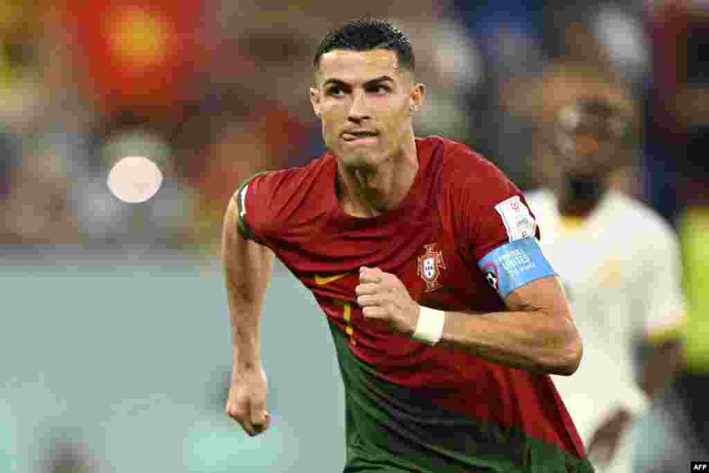 Attaquant ya Portugal Cristiano Ronald asepeli nsima na kotia mongete ya mibale ya ekipi na ye na penalty na match na Ghana na groupe H ya Mondial Qatar 2022 na stade 974, Doha, 24 novembre 2022. (Photo PATRICIA DE MELO MOREIRA / AFP)