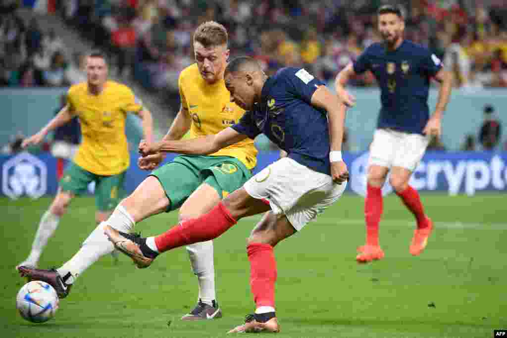 Kylian Mbappé attaquant ya France #10 abeti mobombo liboso lya défenseur to mobateli ya Australie #19 na match ya groupe D ya Mondial Qatar 2022, na stade Al-Janoud, Al-Wakrah, Doha, 22 novembre 2022. (Photo FRANCK FIFE / AFP)