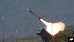 Rudal Patriot buatan AS diluncurkan selama latihan tahunan di Kabupaten Ilan, 80 kilometer sebelah barat Taipei, Taiwan. (Foto: AP)