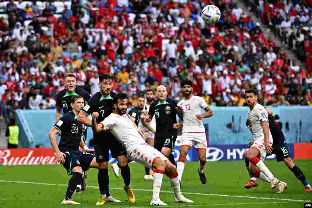 Attaquant ya Tunisie #11 Taha Khenissi (C) azali kotala ndembo lokola basi basusu na match na Australie na groupe D ya Mondial Qatar 2022 na stade Al-Janoud, Doha, 26 novembre 2022. (Photo Anne-Christine POUJOULAT / AFP)
