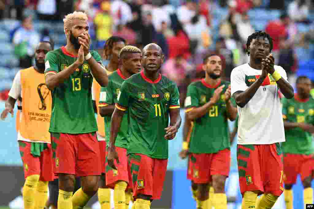 Attaquant ya Cameroun #13 Eric Maxim Choupo-Moting, attaquant #11 ya Cameroun Christian Bassogog, défenseur ya Cameroun #21 Jean-Charles Castelletto bazali kopesa longonya na bakumisi ba bango, nsima na match na Serbie na groupe G ya Mondial Qatar 2022, 