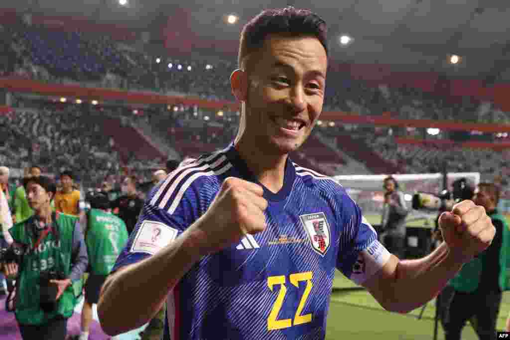 Mabateli to défenseur #22 ya Japon Maya Yoshida asepeli nsima na elonga ya ekipi na ye liboso lya Allemagne 2-1 na match ya gorupe E ya Mondial Qatar 2022 na stade Khalifa, Doha, 23 novembre 2022. (Photo Adrian DENNIS / AFP)