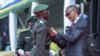 Président Paul Kagame azali kopesa mpete na officiers moko asilisi kelasi na Académie militaire ya Gako, Rwanda, 4 novembre 2022. (Twitter/Présidence Rwanda)