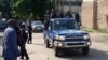Ba policiers bazali kokengela "Pasteur Ntumi" na bokomi bwa ye na Brazzaville, 28 décembre 2009.