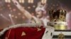 Mahkota dan jubah khas Freddie Mercury di rumah lelang Sotheby 'Freddie Mercury: A World of His Own' di London, Inggris, 3 Agustus 2023. (Foto: REUTERS/Susannah Irlandia)