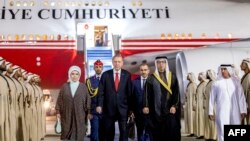 Wakil Presiden dan Wakil Perdana Menteri UEA Sheikh Mansour bin Zayed al-Nahyan (kanan) menerima Presiden Turki Recep Tayyip Erdogan (tengah) dan istrinya Emine Erdogan (kiri) di Abu Dhabi, Rabu, 19 Juli 2023.