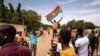 Batelemeli basimbi bendele liboso lya basoda baye bakangi nzela na Ouagadougou, Burkina Faso, 30 septembre 2022.