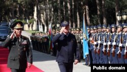 Azərbaycanın müdafiə naziri Zakir Həsənov və Türkiyənin milli müdafiə naziri Hulusi Akar (Rəsmi foto)