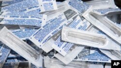 Tumpukan jarum suntik terlihat di "lokasi penyutikan aman" di Montreal, Kanada, di mana para pecandu obat-obatan dapat memakai suntikan yang baru dan bersih serta memperoleh bantuan medis dan terbebas dari penangkapan polisi. (Foto: The Canadian Press via AP/Paul Chiasson)