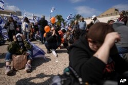 Reaksi orang-orang di "Lapangan Penyanderaan" di Tel Aviv, Israel, 20 Februari 2025, saat jenazah empat orang, termasuk dua anak-anak, diserahkan oleh Hamas kepada Palang Merah di Gaza.