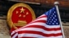 FILE - Bendera Amerika dikibarkan di samping lambang nasional China di Balai Besar Rakyat China di Beijing, 9 November 2017.