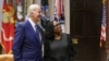 Zuzi Ketanji Brown Jackson (D) na président Joe Biden bazali kolanda elongo boponami ya bondimami ya mwasi ya moyindo ya yambo na Cour suprême ya Etats-Unis, Washington, 7 avril 2022.