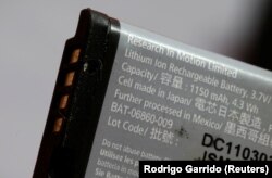 Baterai lithium terlihat di sebuah toko yang mengumpulkan sampah elektronik di Santiago, Chili. (Foto: REUTERS/Rodrigo Garrido)
