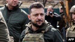 Архів. Президент України Володимир Зеленський 4 квітня 2022 року виступає в місті Буча. (Фото РОНАЛДУ ШЕМІДТ / AFP)