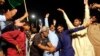 Para pendukung partai oposisi merayakan kesuksesan mosi tidak percaya terhadap Perdana Menteri Imran Khan di Karachi, Pakistan, 10 April 2022. (Foto: Fareed Khan/ AP Photo)