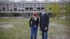 Wali Kota Budapest Gergely Karacsony (kanan) dan Krisztina Baranyi, Wali Kota Distrik ke-9 Budapest berfoto di lokasi yang aka dibangun kampus Universtas Fudan dari China, di Budapest, Hungaria.