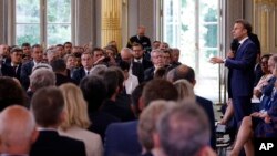 Presiden Prancis Emmanuel Macron berbicara dalam pertemuan yang dihadiri ratusan pejabat Prancis, termasuk sekitar 300 walikota, Selasa (4/7). 