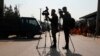 Para jurnalis Afghanistan tampak hadir di lokasi serangan bom di Kabul, Afghanistan, pada 9 Februari 2021. (Foto: AP/Rahmat Gul)