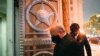 Duta Besar AS untuk Rusia John Sullivan memasuki gedung Kementerian Luar Negeri Rusia di Moskow pada 26 Januari 2022 untuk mengirim respons AS terhadap permintaan Rusia terkait masalah keamanan NATO dan Ukraina. (Foto: AP/Alexander Zemlianichenko)