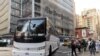 Un bus transportant des migrants du Texas arrive au terminal de bus de Port Authority à New York, aux États-Unis, le 17 août 2022.