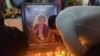 সাংবাদিকরা তাদের সহকর্মী মার্টিনেজ জোগোকে শেষ শ্রদ্ধা জানাচ্ছেন। জোগোকে অপহরণ করার পর ক্যামেরুনের ইয়াউন্ডে মৃত অবস্থায় পাওয়া গিয়েছিল। ২৩ জানুয়ারি, ২০২৩। ফাইল ছবি। 