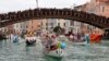 Warga Venesia mengikuti parade topeng di Grand Canal selama karnaval Venesia, di Venesia, Italia, 5 Februari 2023. (Foto: Reuters)
