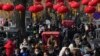 Seorang pengendara becak sedang melewati jalan yang padat di Danau Houhai, di Beijing, 30 Januari 2023. Perekonomian China diperkirakan akan pulih, tumbuh 5.3% pada tahun ini menurut jajak pendapat kantor berita AFP. (Foto: Andy Wong/AP Photo)