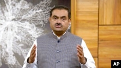 আদানি এন্টারপ্রাইজ লিমিটেড কর্তৃক প্রকাশিত একটি ভিডিও থেকে নেওয়া ছবিতে দেখা যাচ্ছে, ভারতীয় বিলিয়নিয়ার গৌতম আদানি একটি অজানা স্থান থেকে বিনিয়োগকারীদের সম্ভাষণ জানাচ্ছেন।( ২ ফেব্রুয়ারি, ২০২৩।
