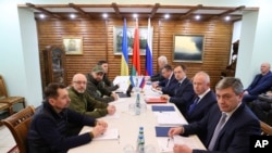 Wajumbe wa Russia na Ukraine wakifanya mazungumzo karibu na mpaka kati ya Poland na Belarus, Machi 7, 2022. Picha ya AP.