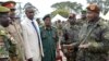 Président ya Uganda Yoweri Museveni (G), pene na mwa na ye gén. Muhoozi Kainerugaba (D2) azo'solola na bakambi ya mampinga ma Sudan ya Sud, Kenya, Somalie mpe Tanzanie na Mbende, na west ya Kampala, 6 septembre 2014.