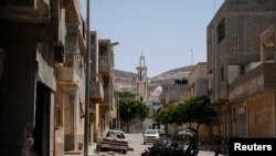 Gedung dan mobil yang hancur setelah pasukan yang setia kepada komandan Libya Khalifa Haftar menguasai Derna, Libya , 13 Juni 2018. (REUTERS/Esam Omran Al-Fetori)