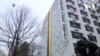 У Вашингтоні розгорнули величезний прапор України через дорогу від посольства РФ. Відео