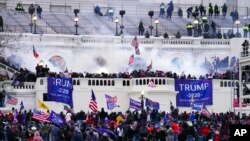 Para masa pendukung Presiden Donald Trump menyerbu Gedung Capitol di Washington dalam sebuah aksi massa pada 6 Januari 2021. (Foto: AP/John Minchillo)
