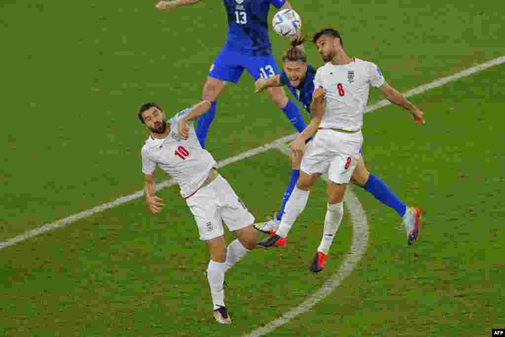 Défesneur ya Etats-Unis #03 Wlaker Zimmerman azali kowelela ndembo ya likolo na na attaquant ya Iran #10 Karim Ansarifard mpe défenseur ya Irano #08 Morteza Pouraliganji na match ya groupe B ya Mondial Qatar na stade Al-Thumama, Doha, 29 novembre 2022. (P