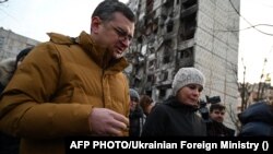 Анналена Бербок, очільниця міністерства закордонних справ Німеччини, відвідала Харків, де заявила, що доля того міста, від якого українці відбили російський наступ, показує важливість постачань Україні зброї. 10 січня 2023 р.