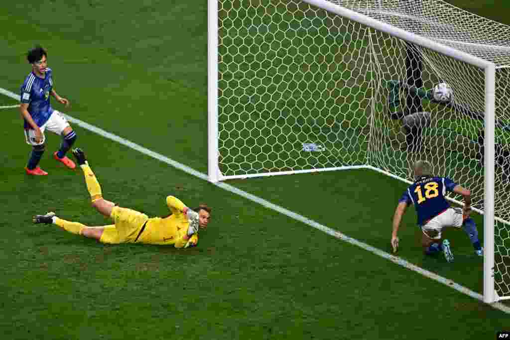 Moyambi ya Allemagne #01 Manuel Neuer (C) akoki kozwa ndembo te mpe mongete mokoti na match na Japon na gorupe E ya Mondial Qatar 2022 na stade Khalifa, Doha, 23 novembre 2022. (Photo Anne-Christine Poujoulat/AFP)