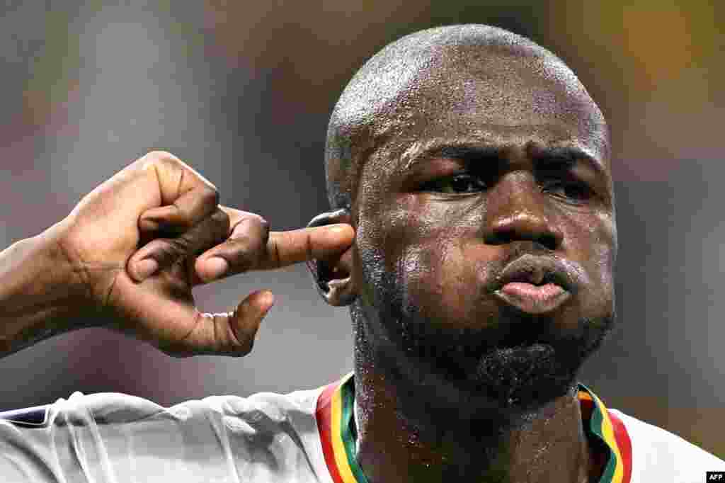 Défenseur ya Sénégal #03 Kalidou Koulibaly azali kosepela mongete ya mibale ya eikpi na ye na match na Eqauteur na groupe A ya Mondial Qatar 2022 na stade Khalifa, Doha, 29 novembre 2022. (Photo Raul ARBOLEDA / AFP)